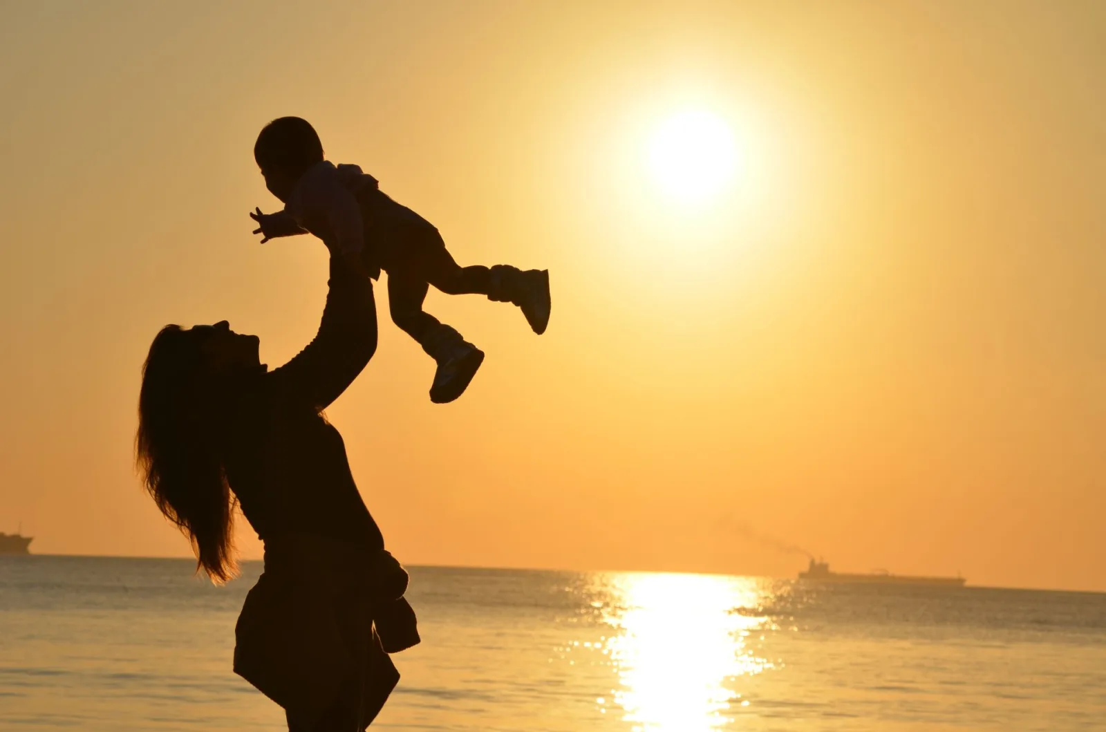 Familia unida al aire libre